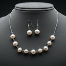 Conjunto de aretes y collar de perlas