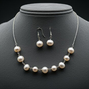 Conjunto de aretes y collar de perlas