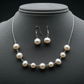 Conjunto de aretes y collar de perlas